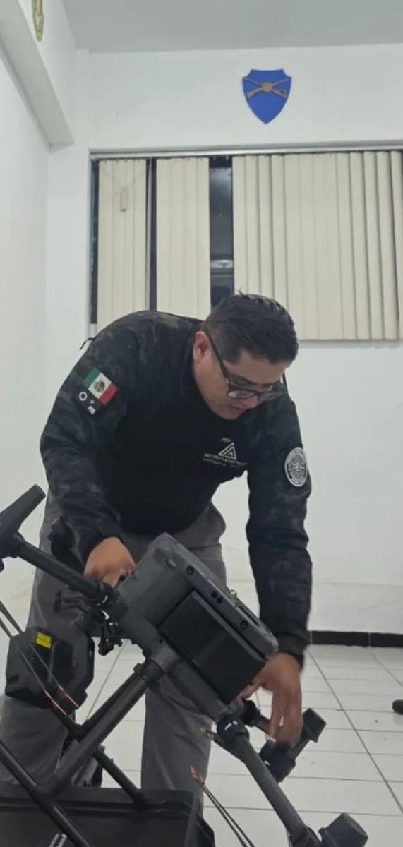Operador de seguridad pública preparando un dron