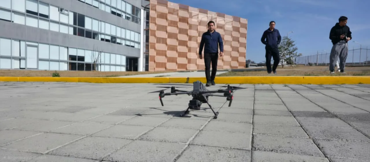 Equipo de RPA operando un dron en campo