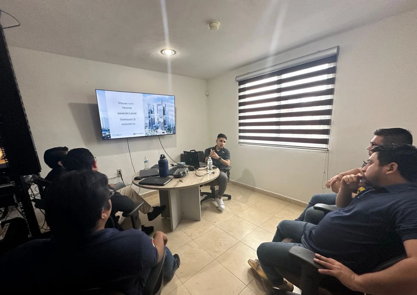 Sesión teórica de capacitación en aula