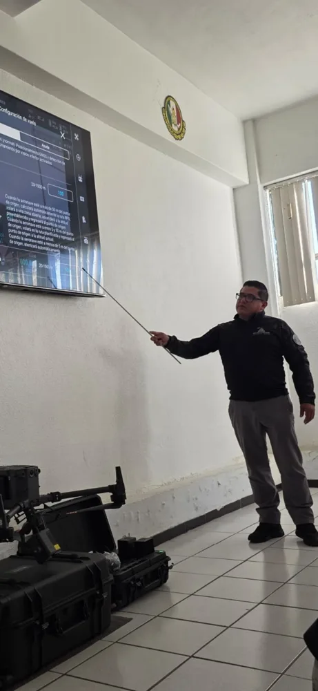 Instructor explicando la operación de equipos